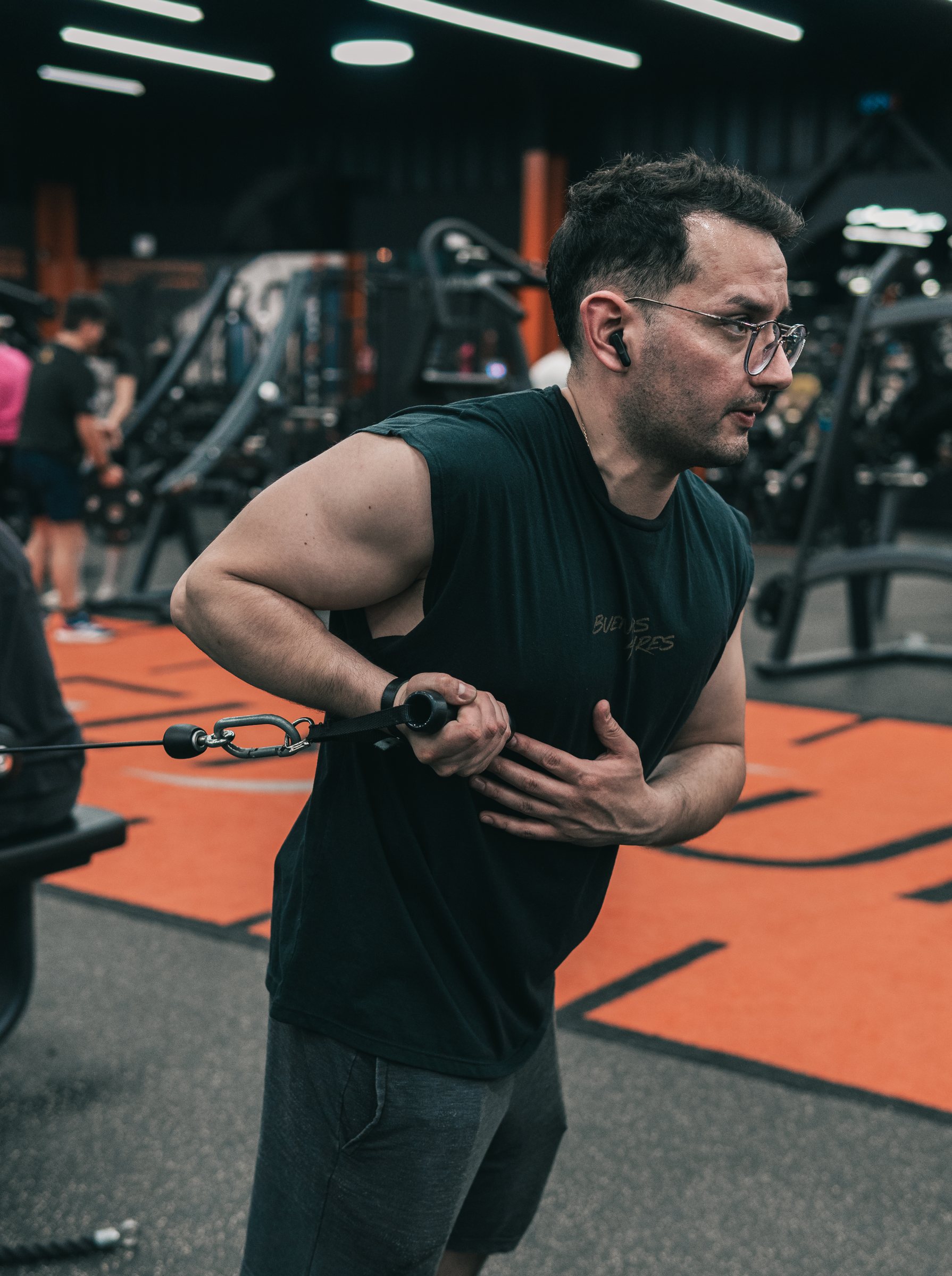 Deportista realizando un ejercicio de fuerza con polea