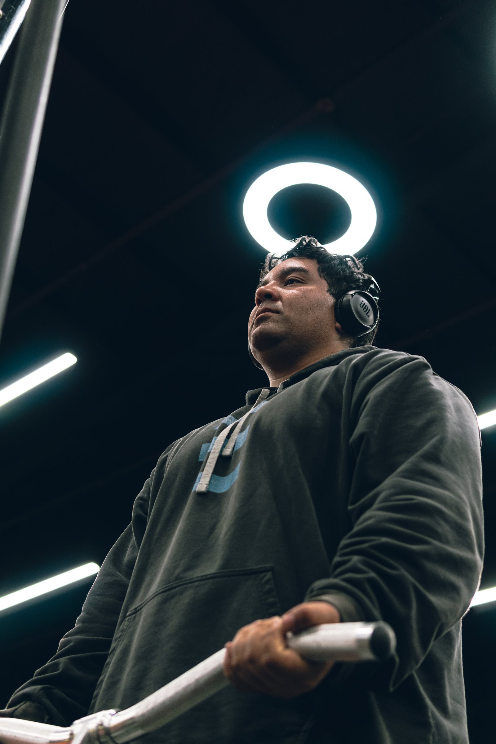 Retrato contrapicado de un deportista bajo una luz circular
