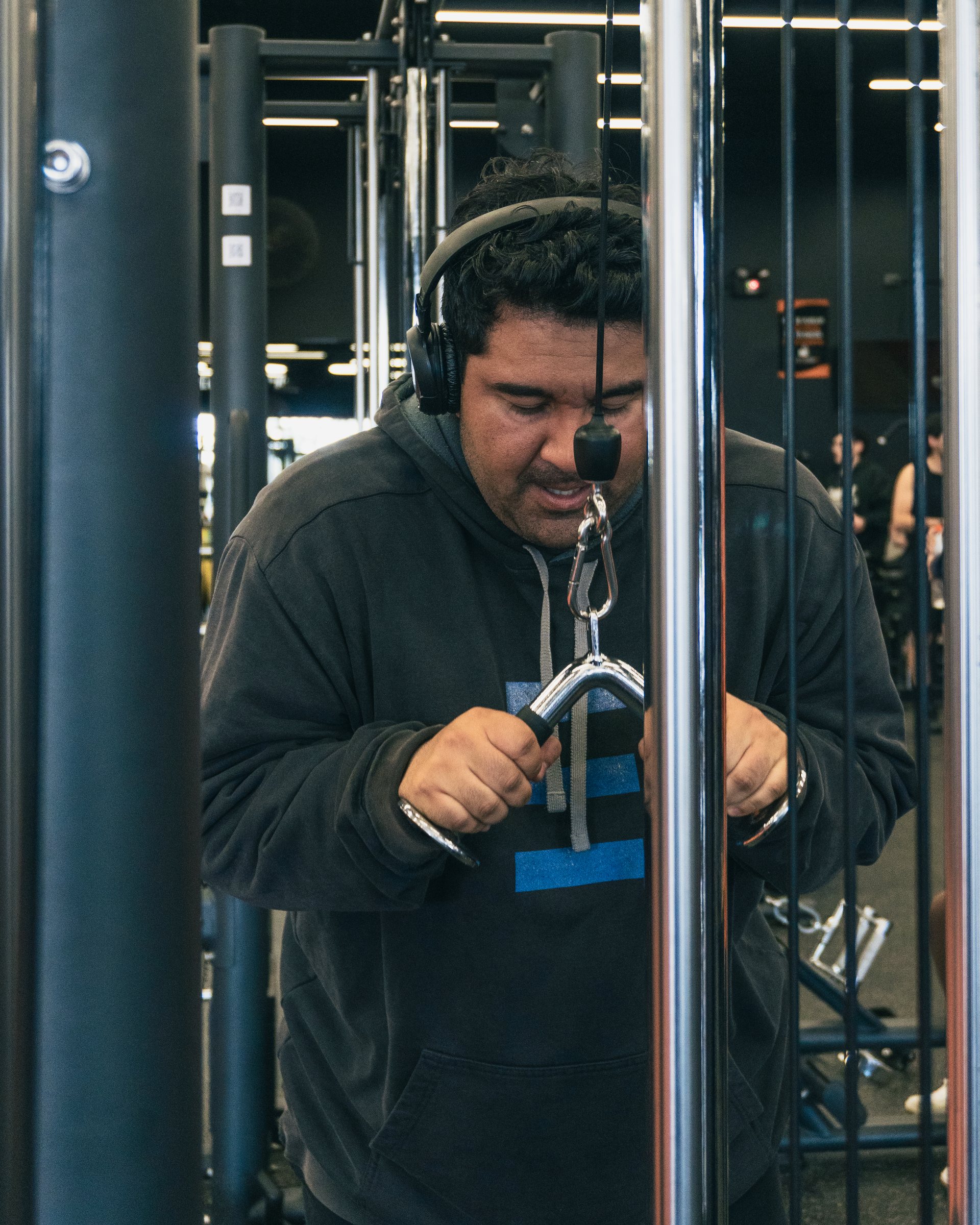 Deportista concentrado durante un ejercicio en máquina
