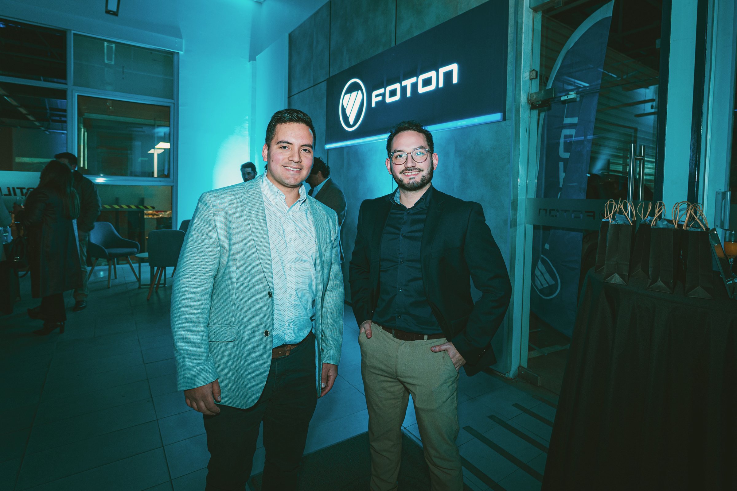 Dos asistentes posando durante un evento corporativo