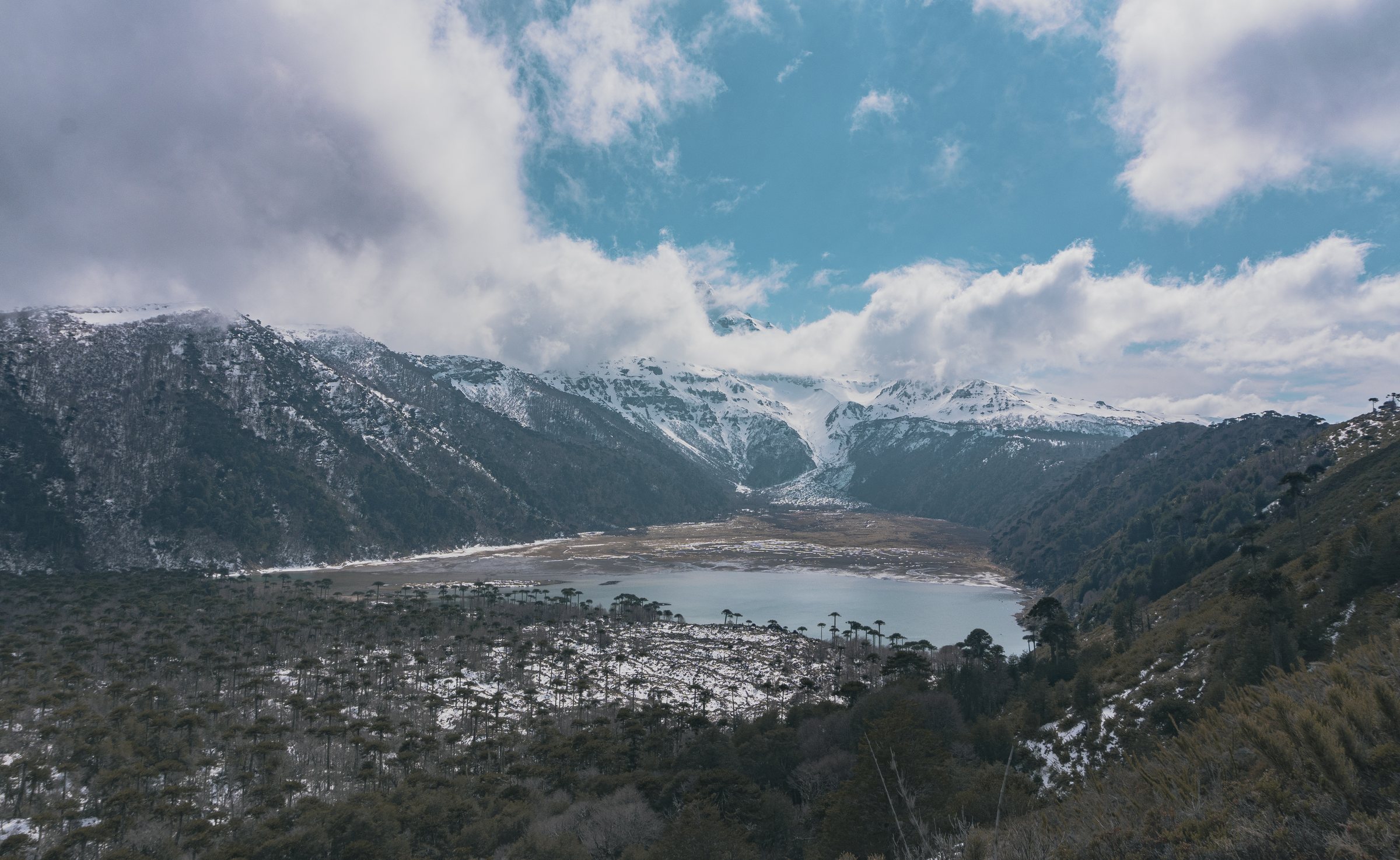 Vista panorámica de una laguna rodeada de montañas nevadas